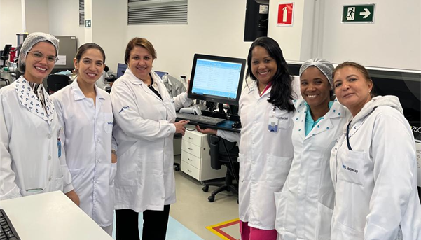Representantes da Werfen e do Labchecap no laboratório