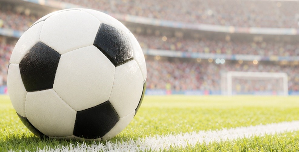 Bola de futebol com gramado e trave
